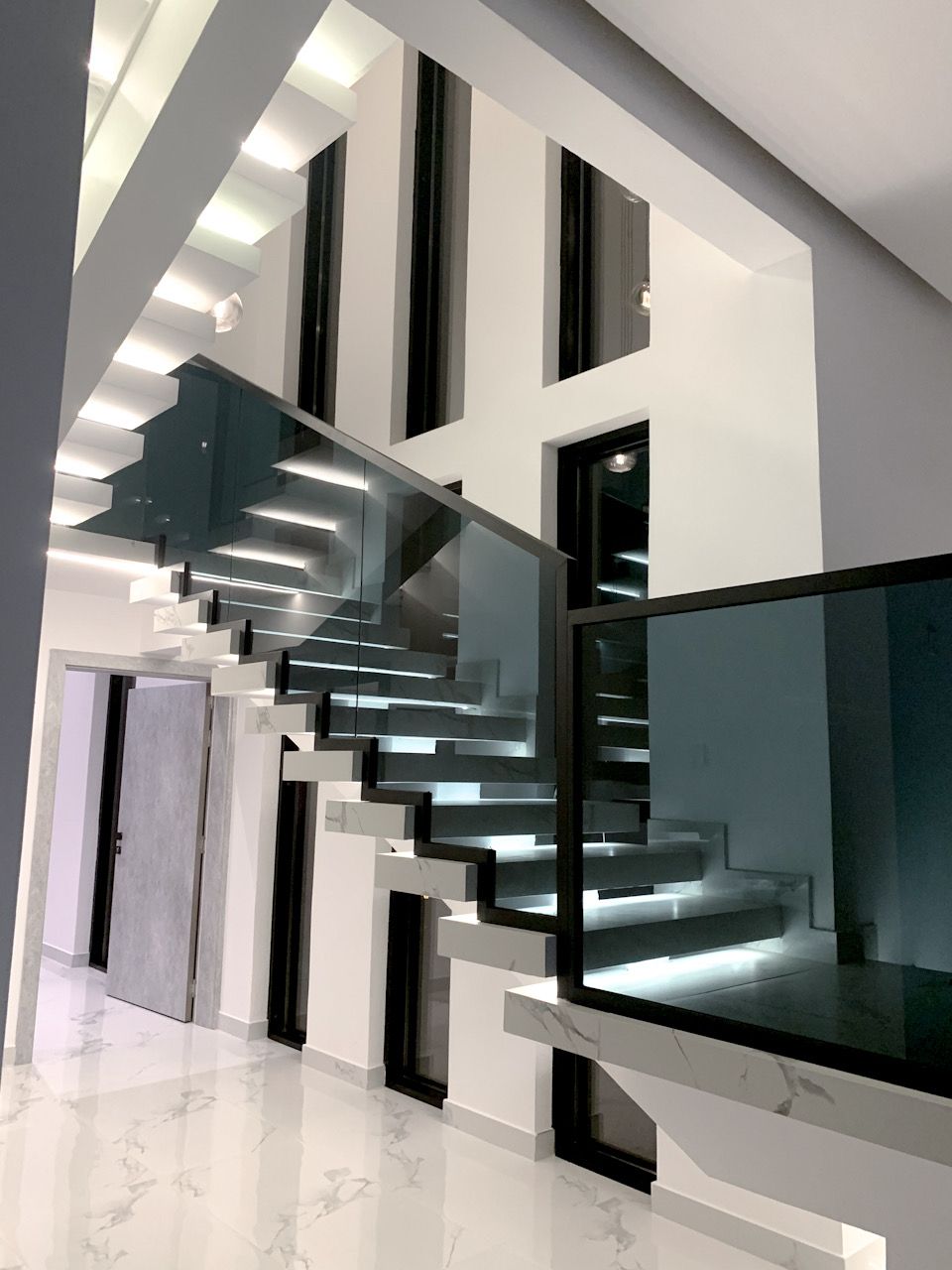 Cầu thang kính khung inox cao cấp